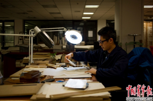 　　2016年12月20日，国图的古籍修复室内，李屹东正在对古籍进行修复。中国青年报·中青在线记者 李隽辉 摄