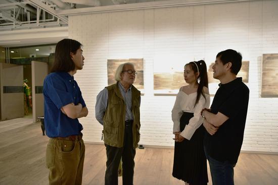 　　艺术评论家，清华大学美术学院教授岛子（左二）、艺术家幼黎（右二）、爱慕美术馆馆长潘建宏（右一）