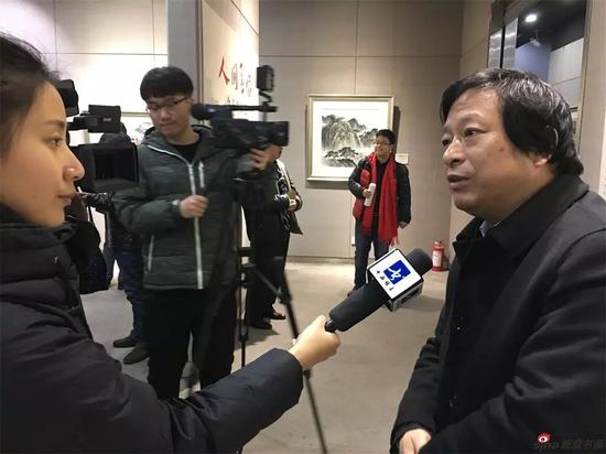 省美术馆馆长徐惠泉接受媒体采访
