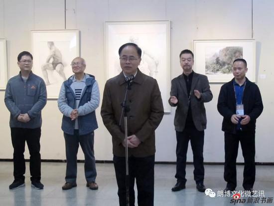 广西艺术学院党委常委、副校长陈应鑫宣布画展开幕