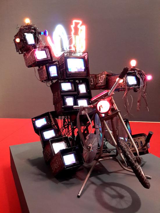 　　白南准，逍遥骑士，1995，电视机、LDP、LD、自行车、钢架、霓虹灯，DSDL收藏，图片由LEE Jung Sung拍摄