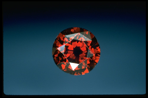 The De Young Red 是一颗重达5.03克拉的圆形红钻，1927年产于南非，世界第三重的红钻。圆形明亮型（Round Brilliant）的钻石切工，由正面可看见主要的风筝刻面被水平地划开成两个刻面，让此钻石的明亮度略比标准型 Round Brilliant Cut 好，曾经在一次的财产拍卖中被人误以为是红色石榴石。
