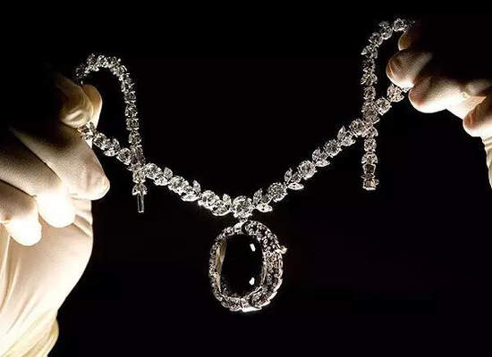 “黑色奥洛夫钻石”是一块黑灰色钻石，重67.50克拉。于18世纪时来到俄罗斯，成为了奥洛夫公主珠宝盒内的一件珍品而被命名为“奥洛夫”。这颗目前67.50克拉重的黑钻石在被镶成项链并转卖多次后，如今由纽约钻石商温斯顿当作珍品在全世界巡回展览。