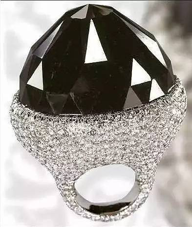 　　“德·克里斯可诺钻石（De Grisogono）”重达312.24克拉，是世界上已经切磨好非常著名的黑色钻石。