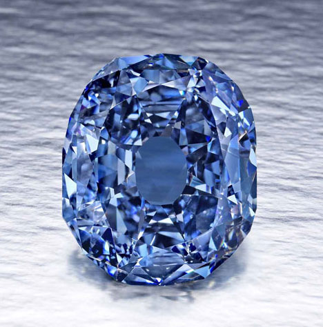 维特尔斯巴赫-格拉夫蓝钻（Wittelsbach-Graff），有82个切面、深彩灰蓝、净度为VS2、总量为35.56克拉，是极为罕见大克拉蓝钻，后经切割，失去了4.45克拉，变成了31.06克拉，现在这颗钻石的颜色变成了深彩蓝，净度等级为IF。