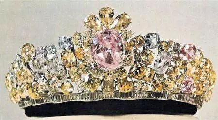光明之海（Noor-ol-Ain）为世上最大的粉红钻石，重60克拉，卵形切割，大小规格为 30 × 26 × 11 mm，被镶嵌在‘光明之眼’（Nur-ul-Ain）皇冠上。据传光明之海来自世界最大的粉钻光明之海（大莫卧儿）。
