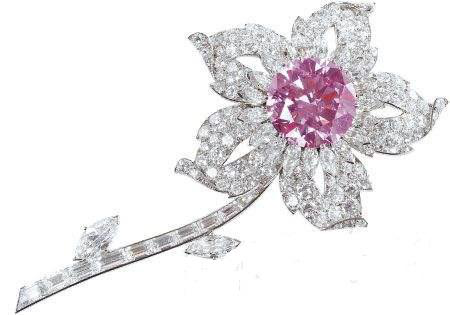 威廉姆森（Williamson Pink）一枚淡粉色的钻石，发现于坦桑尼亚的威廉姆森（Williamson）矿，原石重54.5克拉。1947年，英国伊丽莎白公主（现任英国女王伊丽莎白二世）结婚时，由一位加拿大矿主赠送。1948年被切磨成重23.6克拉的圆形钻石，并镶嵌在一枚胸针的中央。