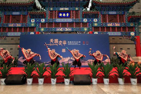 “雪巴拉姆”藏戏团演出传统藏戏“扎西雪巴”