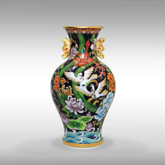 《锦绣瓶》景泰蓝 创意：荣会文化；创作：中国工艺美术大师张同禄