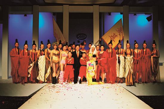 2002年3月14日爱慕举办以敦煌为主题的内衣发布会并在全国四城市巡演