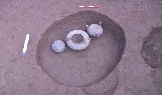 ▲西安马腾空遗址发掘区东北部一座房址内发现的青铜器窖藏H1445（北俯视）。