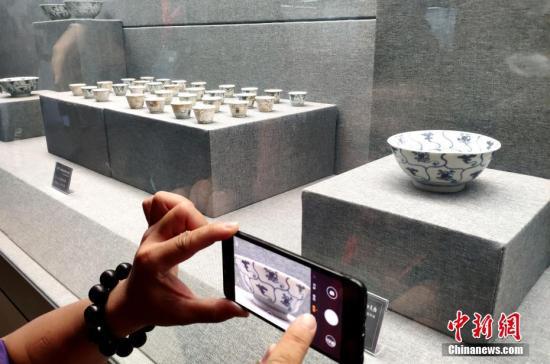 资料图：“泰兴号”沉船瓷器展出。中新社记者 吕明 摄