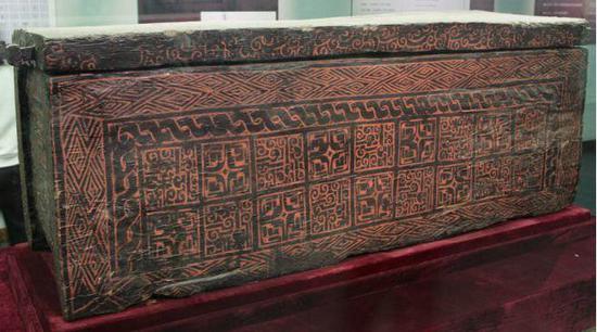 曾侯乙墓出土的彩绘漆棺 战国 湖北省博物馆藏