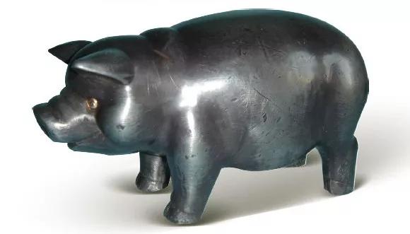 [清]锡嵌铜铸型卷尾肥猪倒流壶 高9.5厘倒流壶肥猪形，色呈青灰，通体光素。
