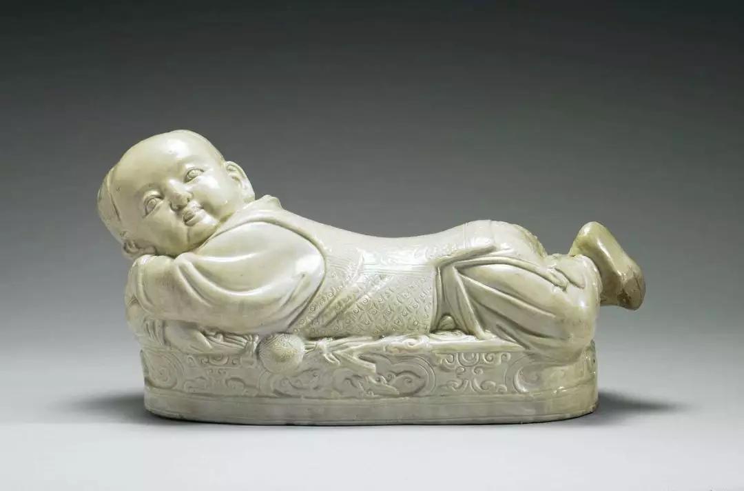 北宋定窑白瓷婴儿枕  现藏于台北故宫博物院