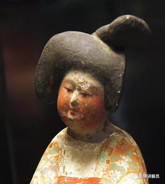 堕马髻彩绘女俑，唐代，西安博物院藏