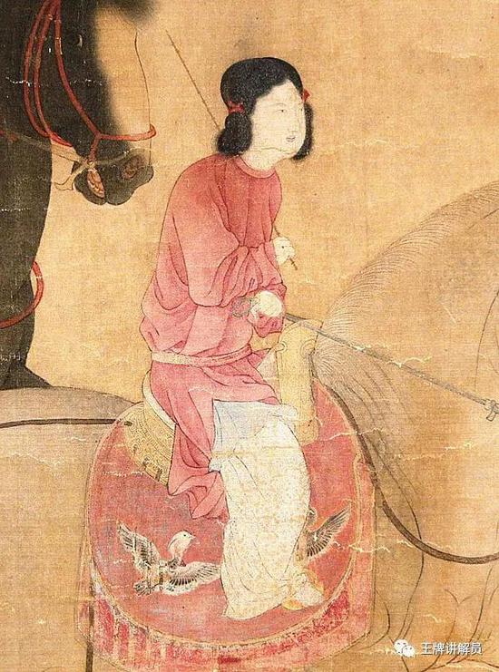 《虢国夫人游春图》里的侍女同样穿着男式圆领袍，但发型与袍内装束仍是女式的