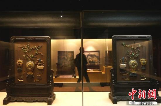 游客参观洛阳博物馆里的清宫文物。韩章云 摄