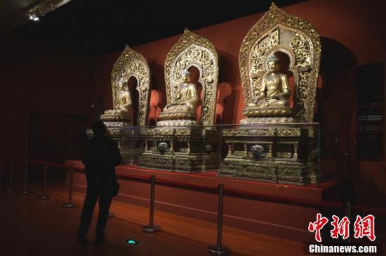 游客参观洛阳博物馆里的清宫文物。