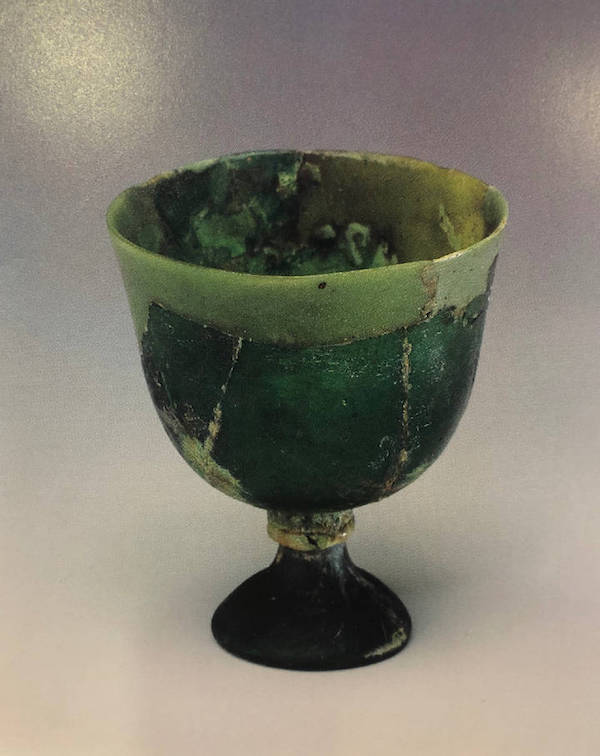 1977年广西钦州久隆隋唐一号墓中出土的琉璃高足杯