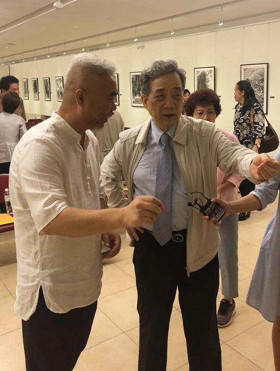 艺术家来支钢与知名学者、台湾艺术大学前校长黄光男交流