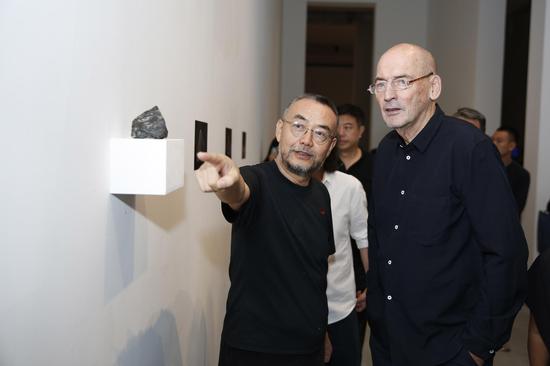 国际著名建筑师库哈斯和朱锫参观展览