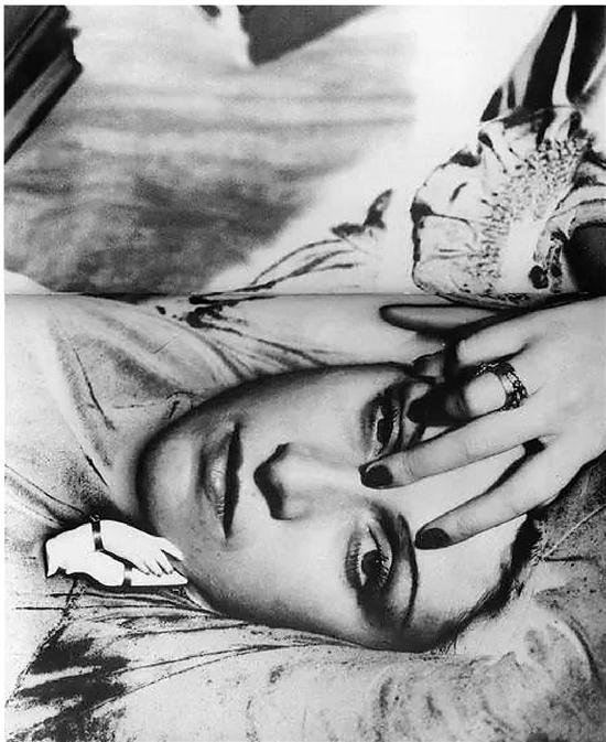 美国现代主义艺术家曼·雷（Man Ray）所拍摄的朵拉·玛尔